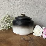 Premium Begrafenis Urn Zwart met Wit - Afbeelding 2
